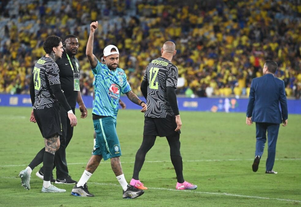 NEJMAR NIJE IGRAO, ALI JE UKRAO ŠOU! Marakana grmela zbog njega, a rivali čekali u redu za fotografiju sa brazilskom ikonom - nestvarne scene! (VIDEO)