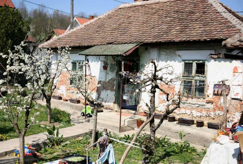 ŽIVELA U TROŠNOJ DEDINOJ KUĆI, NI KUPATILA NISU IMALI: Naša pevačica odrasla u bedi, a sad mlati lovu na nastupima, ocu sagradila kućerinu u selu...