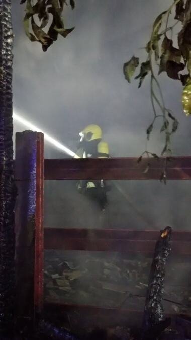 POŽAR NA ŽELEZNIČKOJ STANICI U KRAGUJEVCU: Vatrogasci se žestoko borili sa vatrenom stihijom (FOTO)
