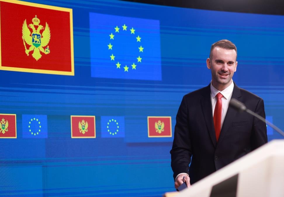 CRNA GORA POD LUPOM BRISELA: Vlastima u Podgorici preti blokada miliona iz EU, IT sistem im ne vidi plate, a Ustav koči pravosuđe