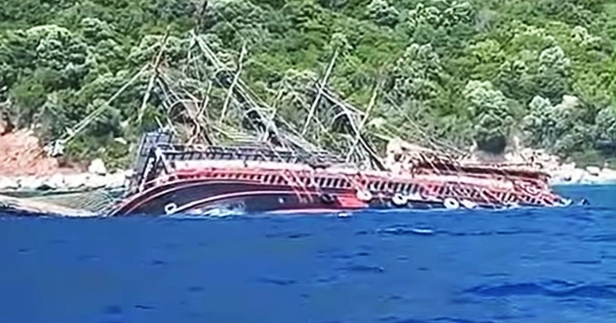 Drama u jednom od omiljenih letovališta Srba: Potonuo turistički brod, ljudi skakali u more da se spasu