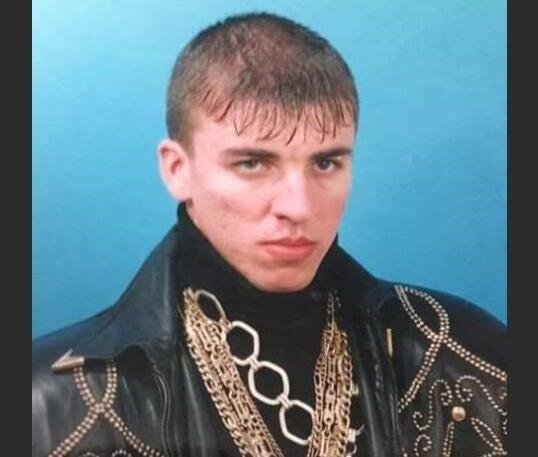 S KILO ZLATA OKO VRATA I DVA PIŠTOLJA ŠETAO PO GRADU, A PIO JE SAMO MLEKO! 6 zlatnih kajli, 2 krsta i "versače": Ko je 90-ih bio najžešći đetić u Baru (FOTO)