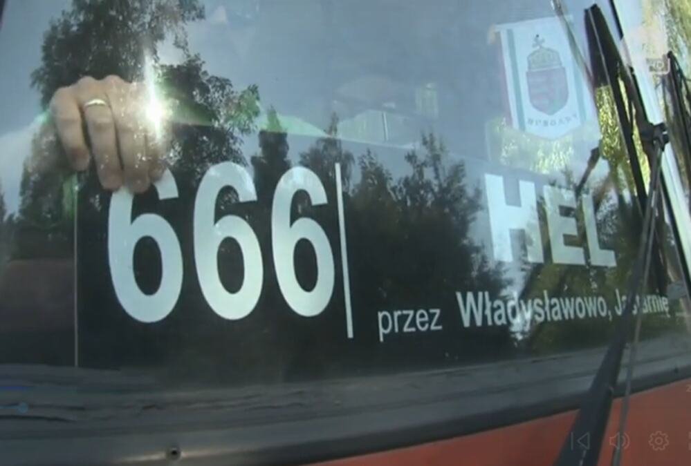 VRAĆA SE LINIJA KOJA PUTNIKE VODI PRAVO U "PAKAO"! Autobus sa "đavolskim brojem" kreće za letovalište, konzervativci besni zbog "širenja satanizma" (FOTO)
