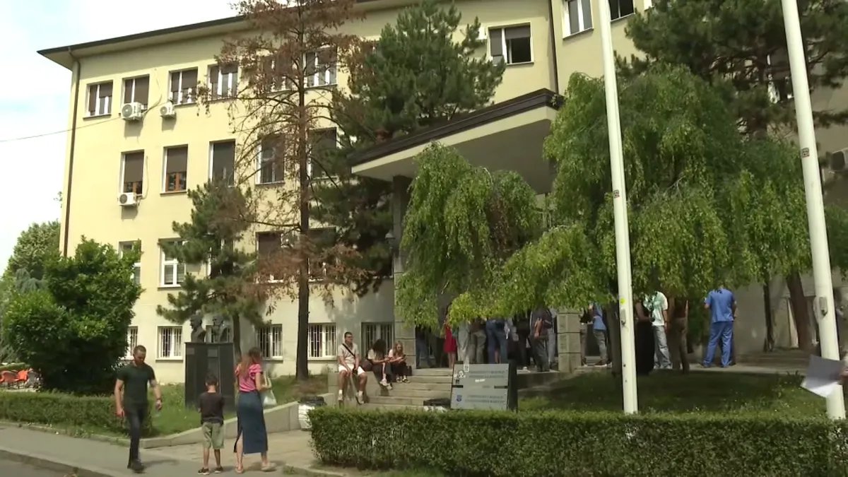 Skup ispred Medicinskog fakulteta: Nastavno-naučno veće odlučuje o kandidaturi Milice Bajčetić za dekanku