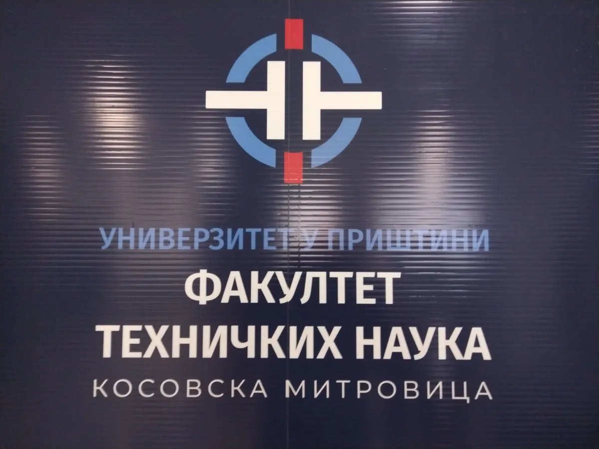 Tehnički fakultet: Jarboli uklonjeni zbog prepravke mehanizma za kačenje zastava