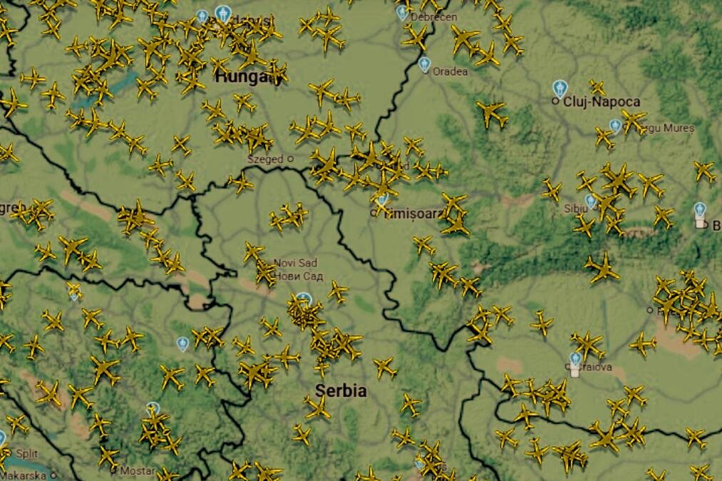 DRAMA NA NEBU IZNAD BALKANA, AVION "UHVATIO" MINI TORNADO: Stjuardesa odletela na plafon, strašne scene na letu iz Grčke - IMA POVREĐENIH