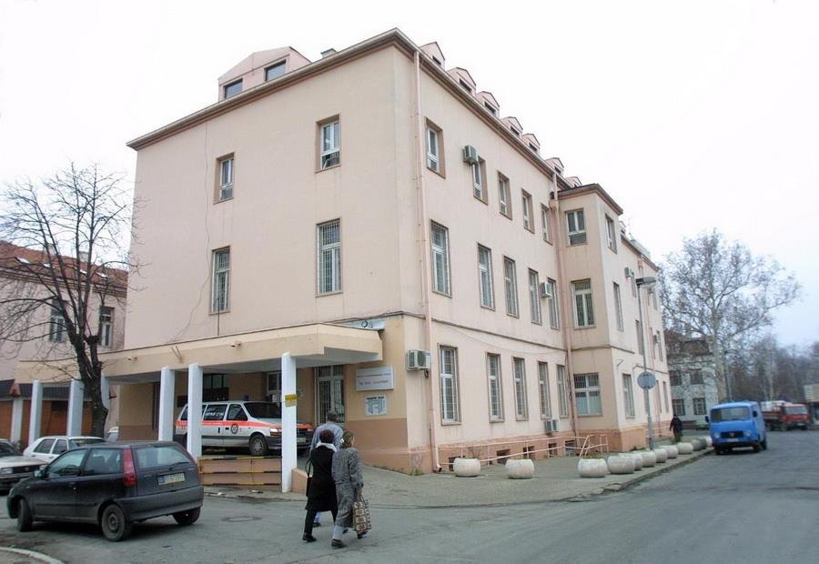 ZAVRŠILI IZA ZIDOVA PSIHIJATRIJE! Jedan pevač skinuo gaće na babinoj sahrani, a nju ni policija nije mogla da smiri