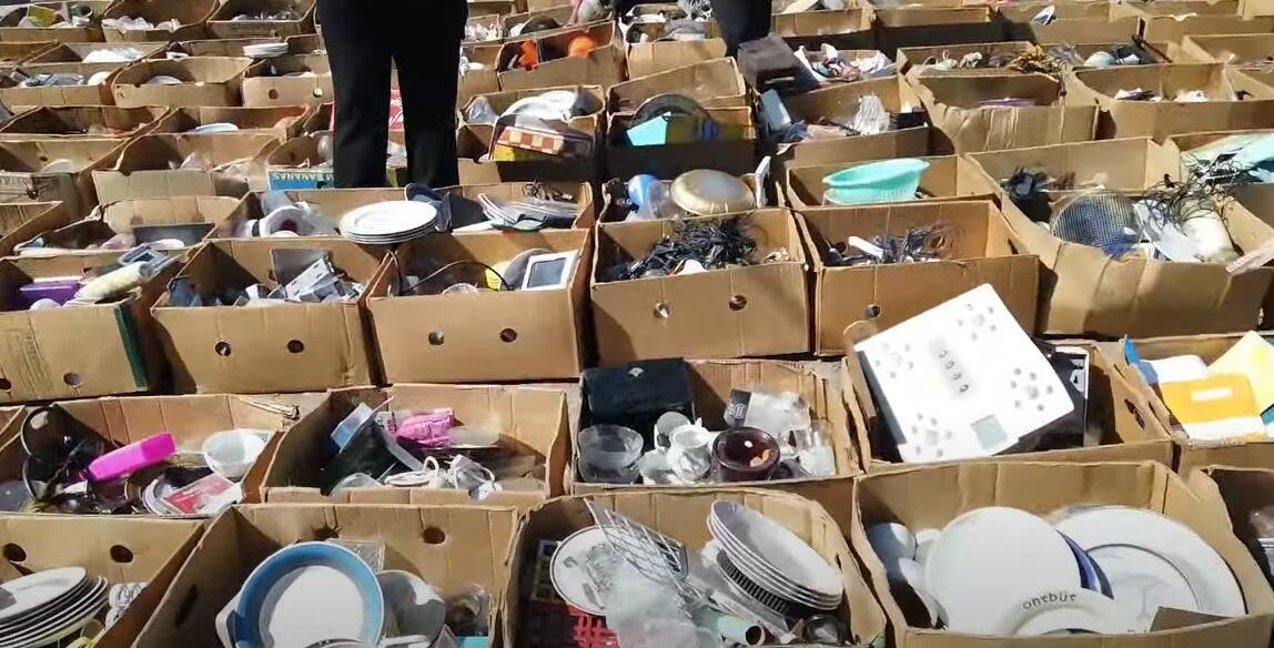 ŠOK-PRIZOR NA NIŠKOM BUVLJAKU POSTAO VIRAL U SRBIJI! Nikad viđeno, kako je tako nešto uopšte završilo na pijaci? (FOTO)