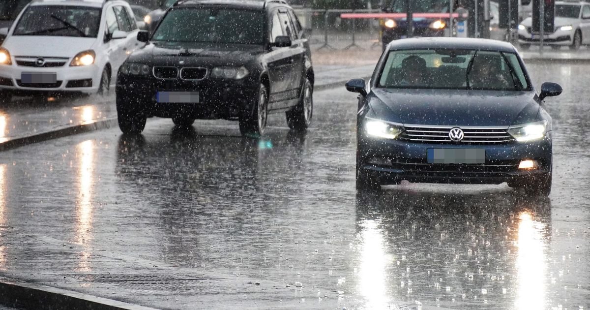 Još jedan srpski grad potpuno poplavljen: Vozila se probijaju kroz vodu, kruži strašan snimak