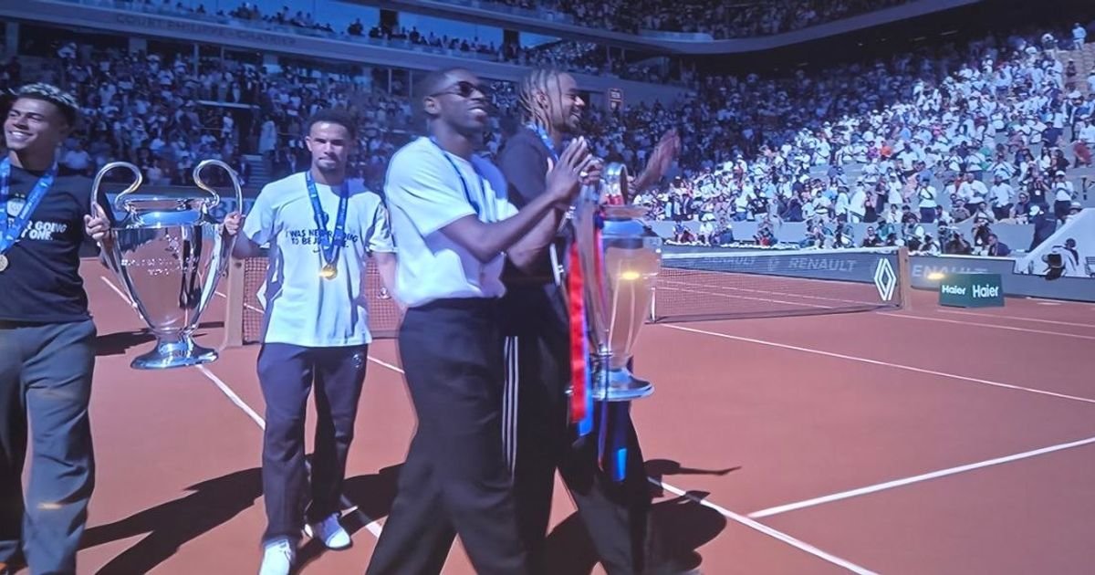 Šou na Rolan Garosu: Fudbaleri PSŽ-a doneli trofej Lige šampiona na Šatrije, usledila fešta na tribinama