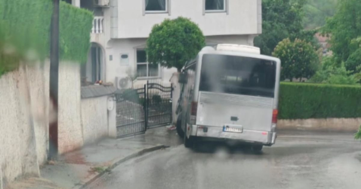 Autobus izleteo iz krivine, pa se zakucao u porodičnu kuću: Nevreme napravilo haos na putevima kod Kruševca
