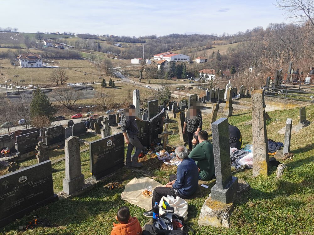 SVETLANA OTIŠLA NA GROB SVOG SINA, PA SAZNALA ŠOKANTNU ISTINU: Na Zadušnice srela MISTERIOZNOG ČOVEKA, a onda...