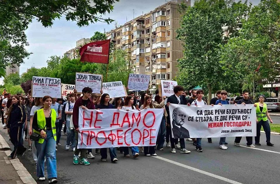 VIDEO "Ne damo profesore": Počela protestna šetnja učenika, roditelja i nastavnika Jovine gimnazije u Novom Sadu