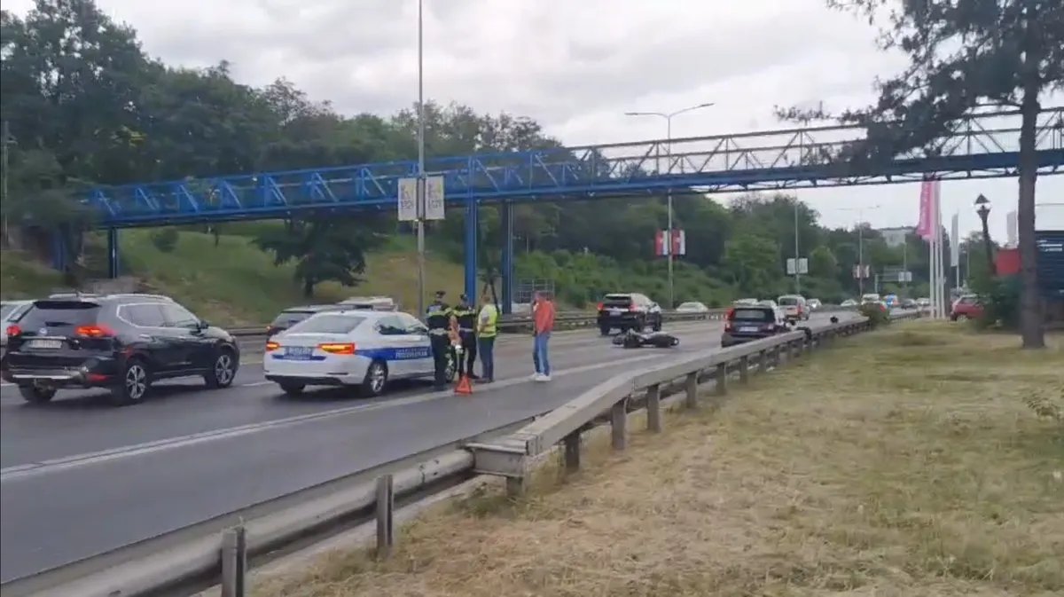 Sudar automobila i motora na auto-putu u Beogradu, stvaraju se velike gužve