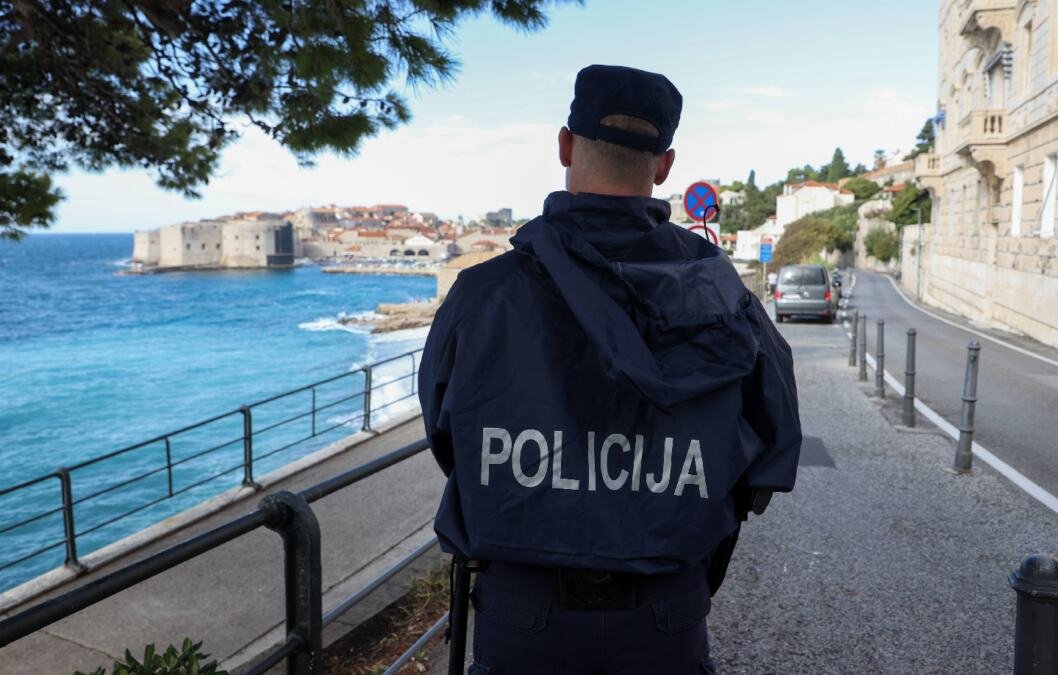 DRŽAVLJANI BALKANSKE ZEMLJE UHAPŠENI U HRVATSKOJ! Lepili ĆIRILIČNE nalepnice na području Cavtata pa završili u zatvoru!