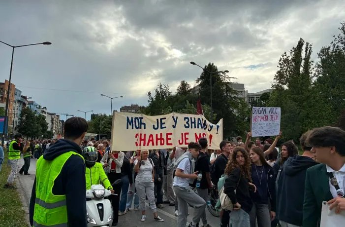 VIDEO Aplauz za suspendovane profesore: Veliki broj građana kod ispred Gradske kuće u Novom Sadu na protestu "Odbrana Jovine je odbrana Srbije"