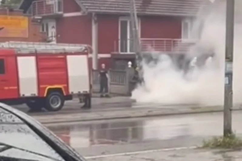 VIDEO Snažno nevreme u Kragujevcu: Vatrogasci izlazili na teren zbog porušenih stabala i požara