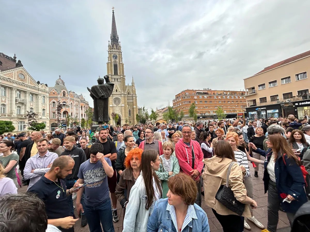 "Boškić" iz serije Državni posao na protestu đaka Jovine gimnazije: Nadam se da ćemo septembar lepo da dočekamo, a neke i da otpratimo iz škole