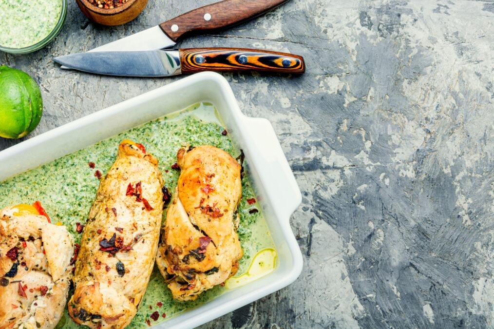 Sočna giros piletina sa pomfritom i tzatzikijem: Recept za savršen porodični obrok