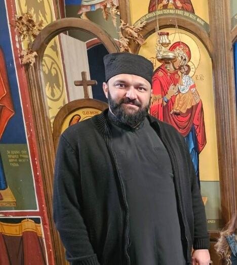 "Veroučitelju, koja je najvažnija dužnost žene u braku?" Sveštenik Bojan jednim odgovorom nasmejao i oduševio mnoge: Cela istina stala u ove reči