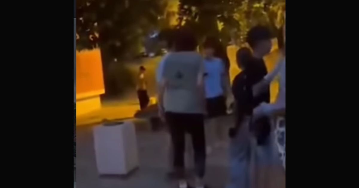 Haos na Petlovom brdu! Žena i muž metlom nasrnuli na decu: "Sad vičeš da si maloletan?!"
