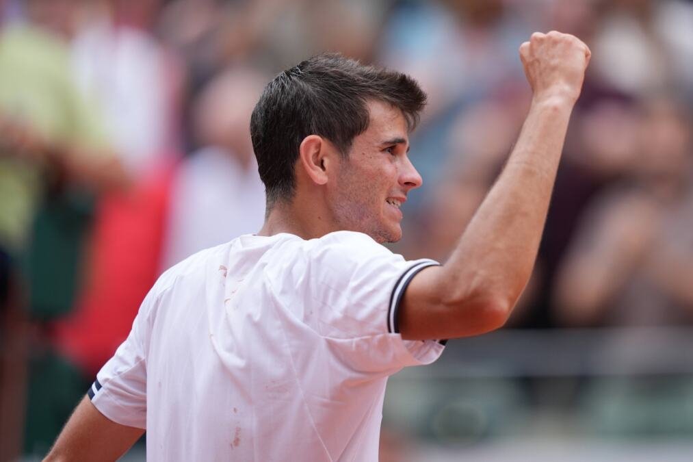 KAKO JE DEČAK IZ GARAŽE POSTAO SVETSKA SENZACIJA! Novi teniski heroj juri polufinale Rolan Garosa na debiju: Njegova priča je nestvarna!