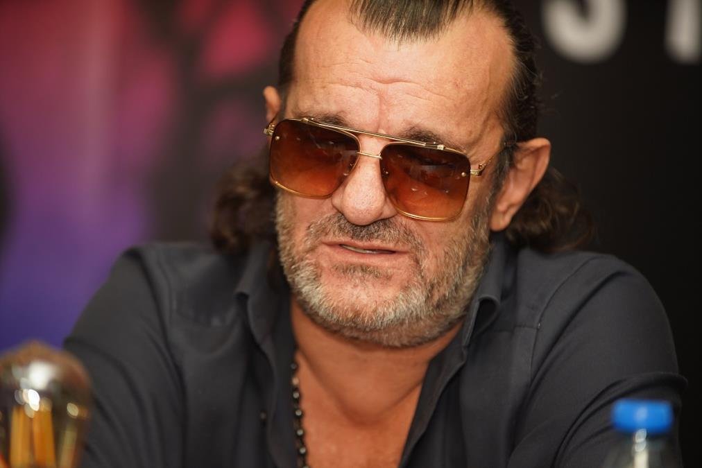 "POREĐALI SU NAS U HODNIK I SKINULI DO GOLE KOŽE" Aca Lukas o hapšenju i zatvorskim danima: Pištoj mi je bio u spavaćoj sobi...