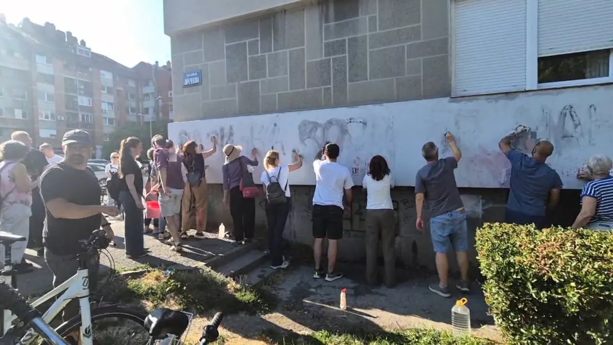 Građani oprali grafite protiv Marije Vasić u Novom Sadu