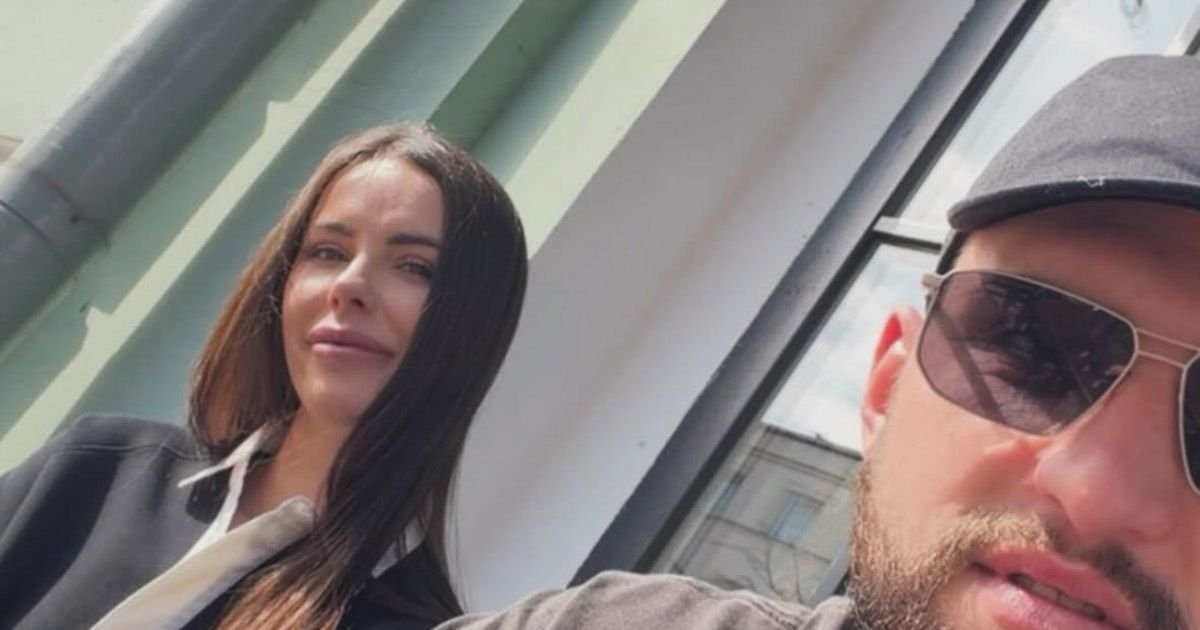 Bogdana u uskim pantalonama i golog stomaka, Veljko uslikao sina i ženu: Poziraju zajedno, ne skidaju osmeh