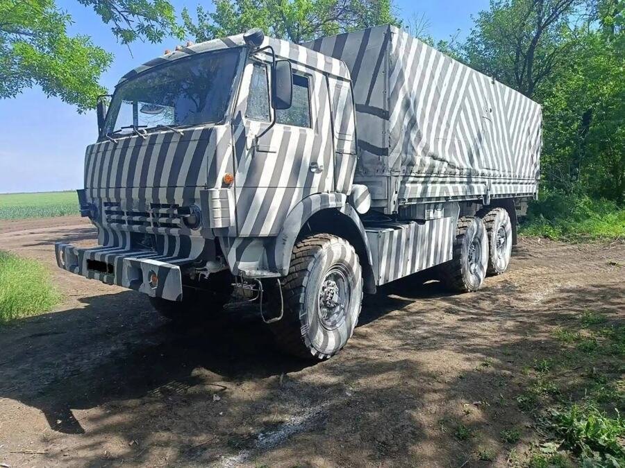 OVAKO RUSI FARBAJU VOJNE KAMIONE KAKO BI PREVARILI UKRAJINSKE AI DRONOVE: Na delu "zaslepljujuća kamuflaža", pruge i šare zbunjuju sisteme za navođenje (FOTO)