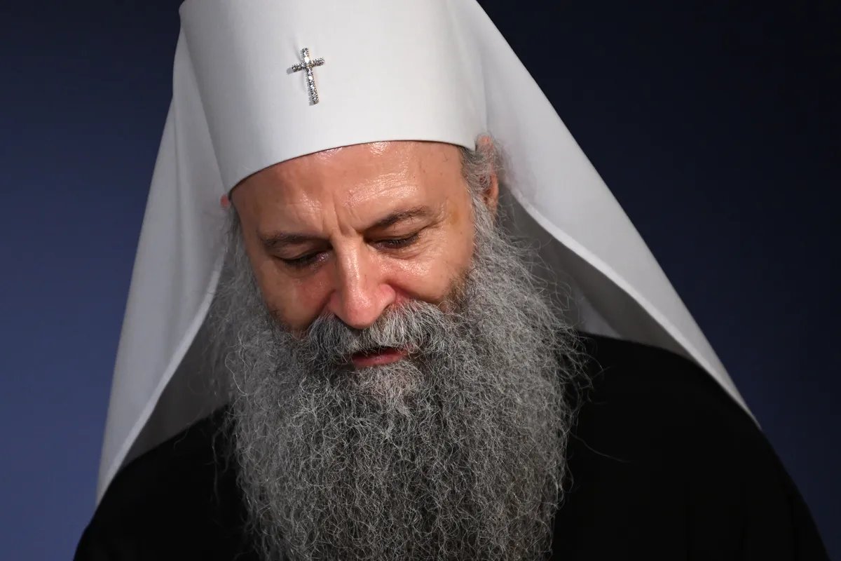 Porfirije se obratio vernicima koji čekaju da se poklone pojasu Presvete Bogorodice, a onda je neko spomenuo studente: Pogledajte kako je reagovao patrijah SPC