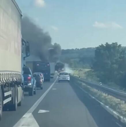 AUTOMOBIL PLANUO NA AUTO-PUTU KOD BEGALJIČKOG BRDA! Gužve u smeru ka Nišu, snimak požara kruži mrežama (VIDEO)
