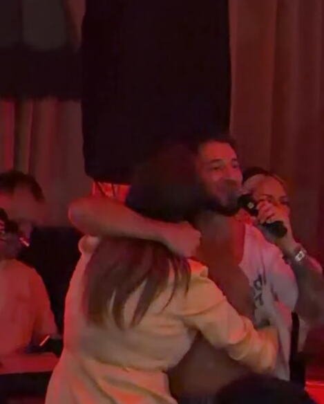 DARKO LAZIĆ PEVA, MAMA IVA PLAČE, PERUĆICA ZA BUBNJEVIMA: Lom i ludilo na slavlju kod Joce Stefanovića, emocije samo prštale (VIDEO)