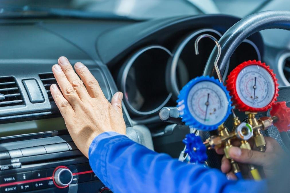 Vozači pale klimu čim uđu u auto, a nisu ni svesni koja je to greška: Iskusni majstori upozoravaju na brojne kvarove