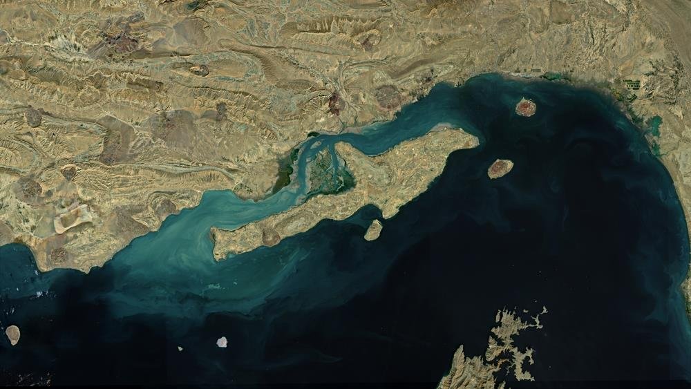 IRANCI NAPALI ZEMLJE REGIONA, AMERIČKA VOJSKA UDARILA NA OSTRVO KEŠM! CENTCOM tvrdi da nijedna raketa Teherana nije stigla do cilj, ali u Kuvajtu goreo aerodrom