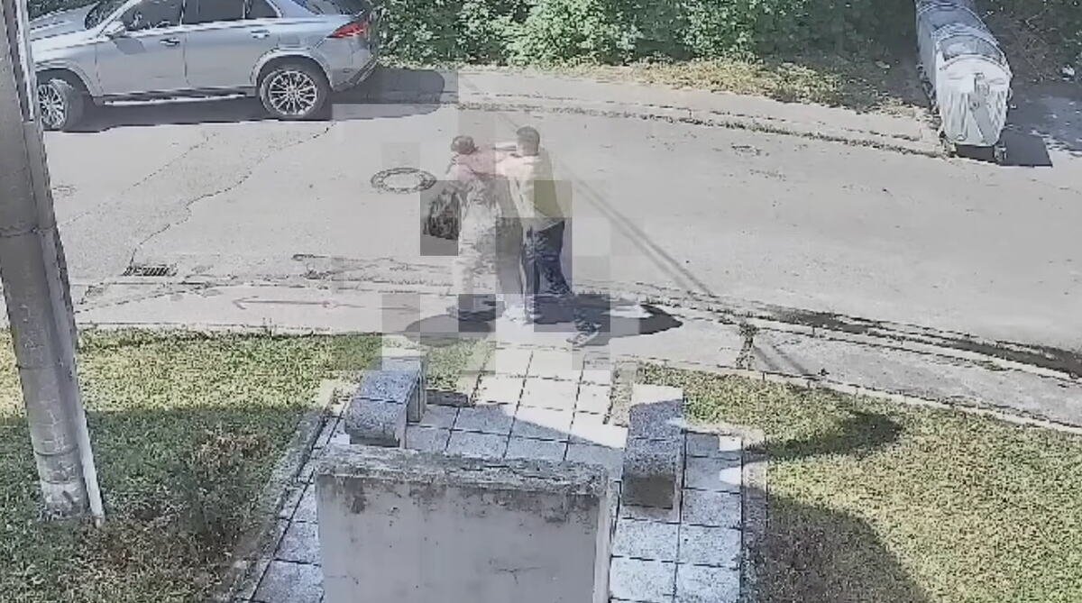 POLICIJA HITNO TRAŽI OVOG ČOVEKA! Brutalno opljačkao staricu nasred ulice u Sarajevu, sve zabeleženo video-nadzorom PREPOZNAJETE LI GA? (VIDEO)