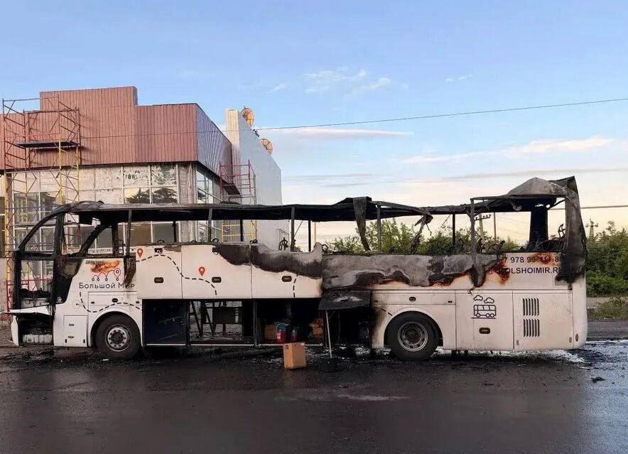UKRAJINSKI DRON RAZNEO PUTNIČKI AUTOBUS NA LINIJI MOSKVA-KRIM! Odjeknula snažna eksplozija, ima mrtvih i povređenih, među njima i dete - užas u DNR (FOTO)
