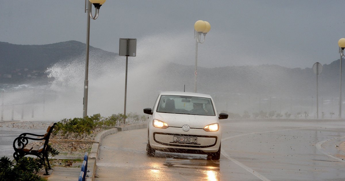 Snažno nevreme pogodilo Zadar, snimci su zastrašujući: Auto upao u šahtu, uništen deo mosta
