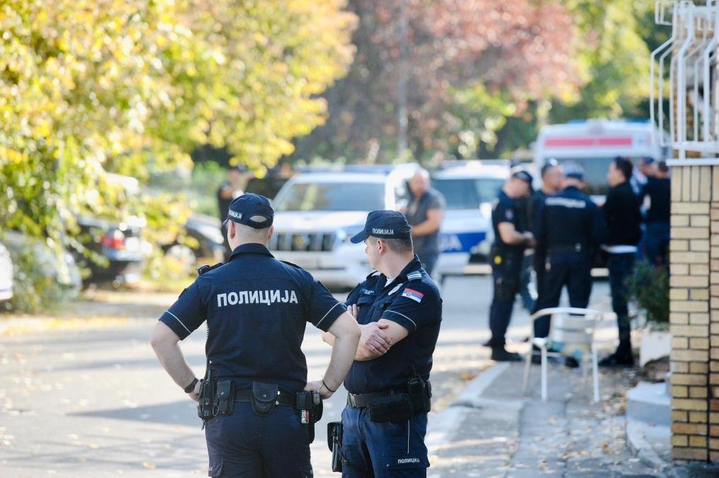 POSLE KRVAVOG PIRA U KRAGUJEVCU OGLASILA SE POLICIJA: Mladić pokušao da ubije bivšu partnerku i njenog dedu, nasrnuo i na babu! OVAKO JE POBEGAO!