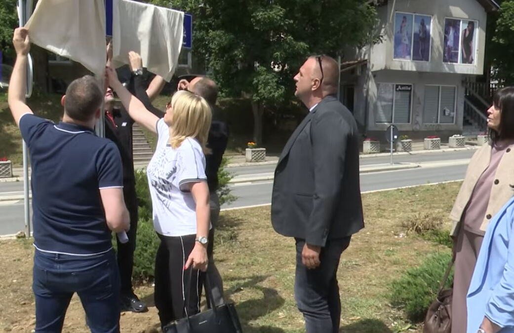 PO NALOGU KURTIJA MENJAJU SE NAZIVI ULICA U SEVERNOJ MITROVICI Uz asistenciju policije, bez saglasnosti lokalnog rukovodstva: Radojević prekrio platnom (VIDEO)