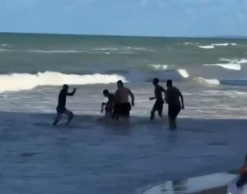 AJKULA ODGRIZLA DEVOJCI NOGU USRED PLIĆAKA, krici odjeknuli plažom! Samo dan ranije DEČAK OSTAO BEZ EKSTREMITETA!