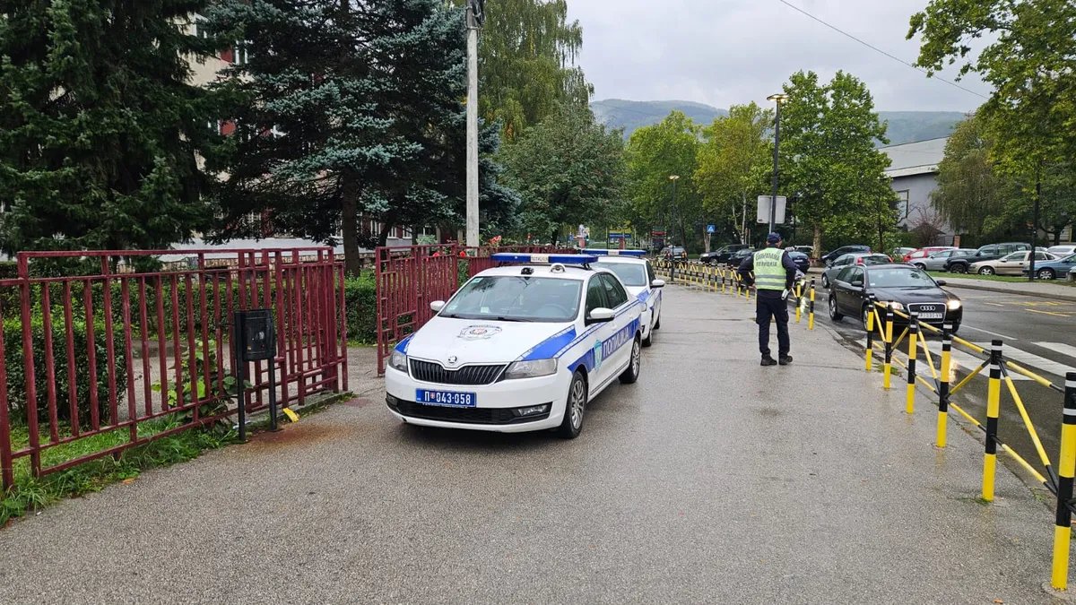 Bomb scare in schools, ministry says classes resume