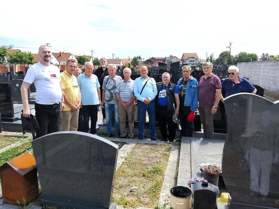 DA SE NIKAD NE ZABORAVI, VENCI ZA PALOG JUNAKA: Obeležena godišnjica pogibije dobrovoljca i heroja sa Košara Ljubomira Romića (FOTO)