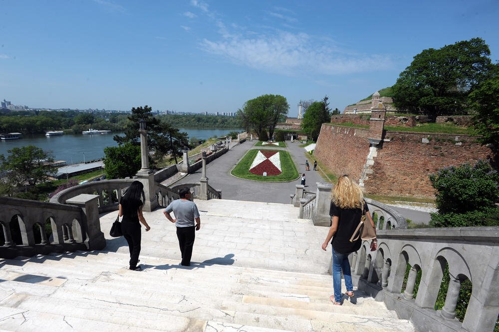 "NE PRILAZITE IM, MOGU DA UJEDU" Šok prizor na Kalemegdanu: Ljudi ne veruju šta vide, isplivao i SNIMAK (VIDEO)
