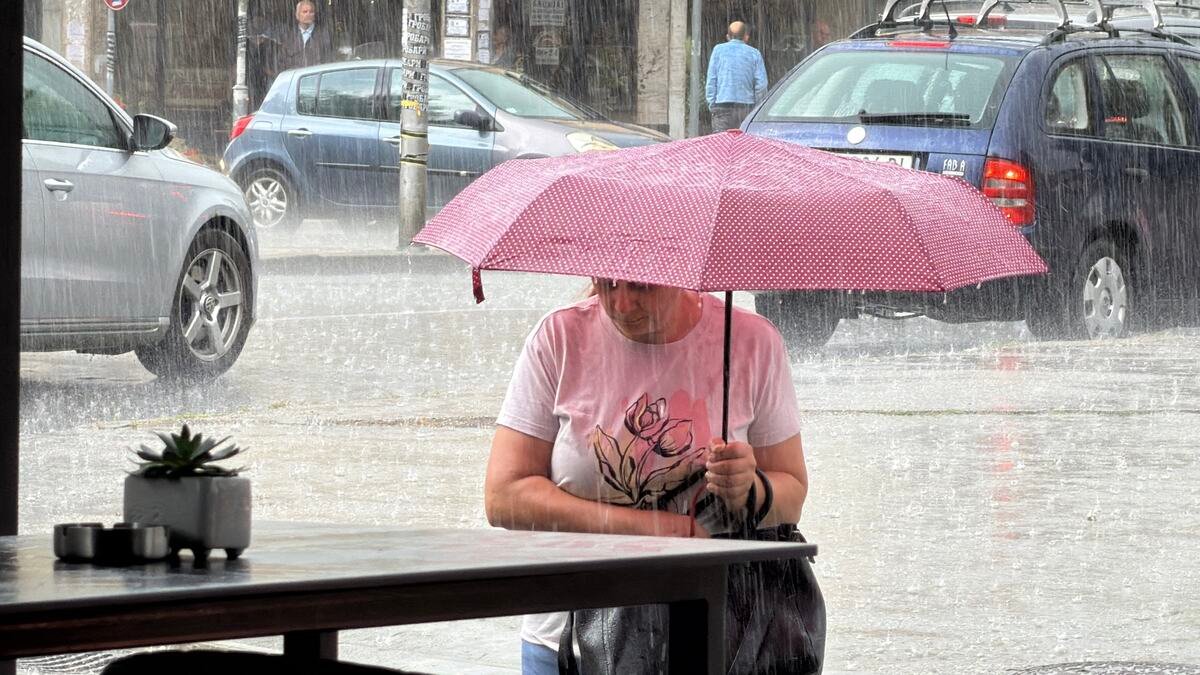 SNAŽNO NEVREME POGODILO LOZNICU: "Odjednom se smrklo i kao da je neko prosuo iz rukava!" Velika količina vode brzo se slila na kolovoze