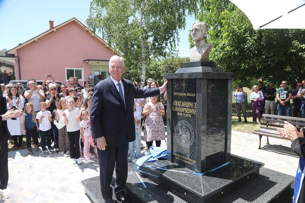 Prestolonaslednik otkrio obnovljeni spomenik kralju Aleksandru Prvom u Tabanovcu: "U sećanju naroda Srbije, on živi zauvek" (foto)