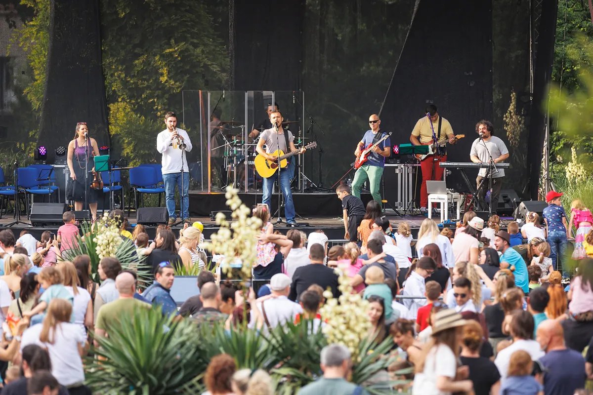 Tri muzičke večeri u Botaničkoj bašti: Viva Vox, (ne)normalni i ABBA Tribute
