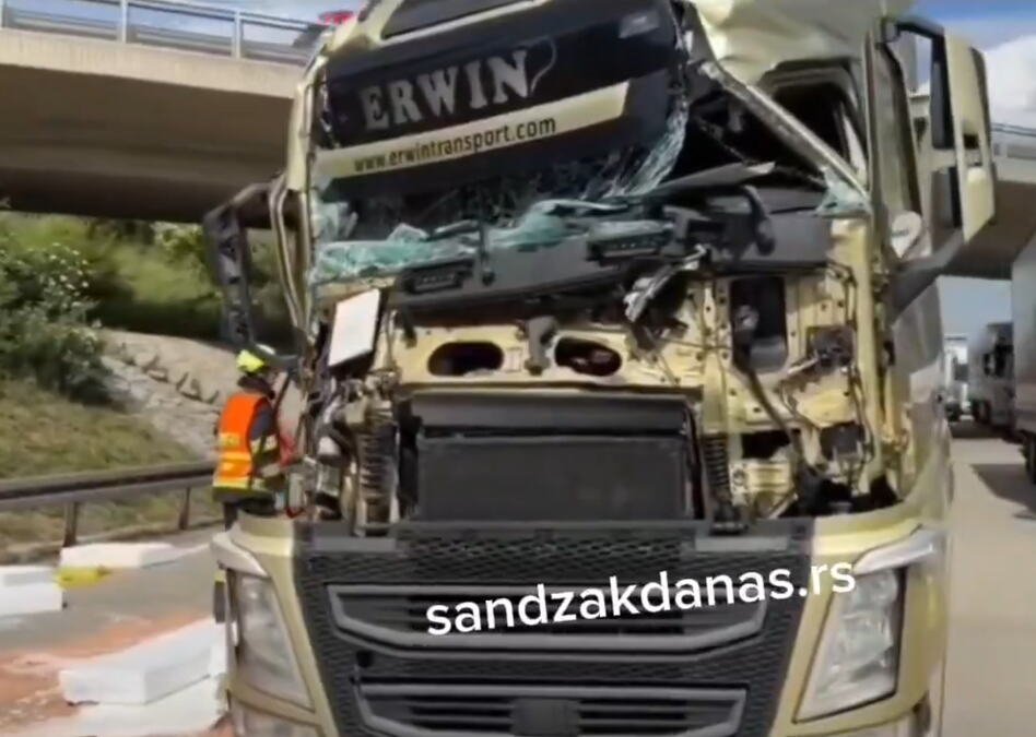 (VIDEO) VOZAČ IZ SRBIJE ZA DLAKU IZBEGAO SMRT KOD PRAGA! Kamion potpuno slupan, kabina ZGUŽVANA kao konzerva: Evo ko je bio za volanom, oglasio se nakon sudara!