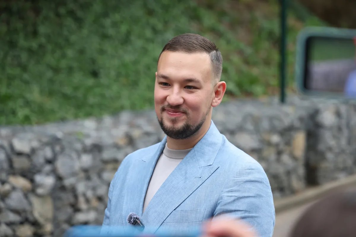 Uroš Živković slavi rođenje sina: Na proslavu stiglo pola estrade, a svi pričaju o Prijovićkinoj torbici FOTO