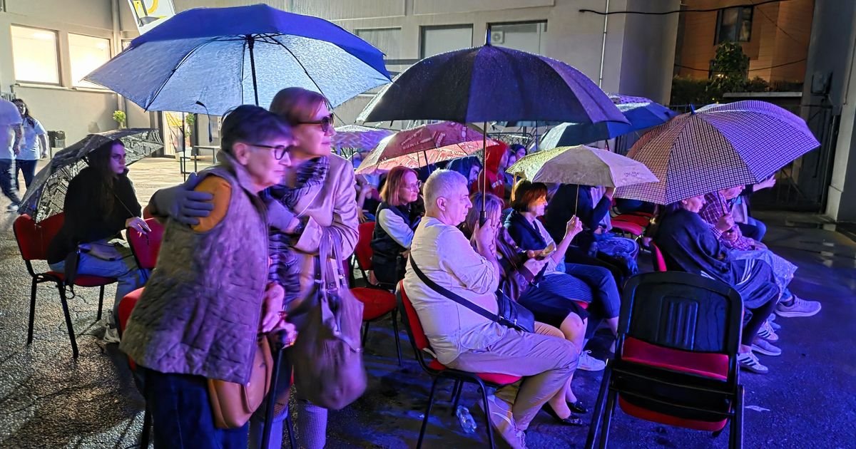 Ljudi gledaju predstavu na letnjoj sceni FSU s kišobranima! Neverovatan prizor snimljen u Beogradu